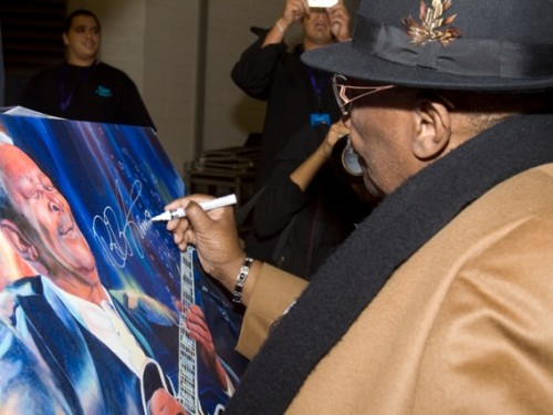 B.B. King signs a print of his painting by Gregory Adamson
